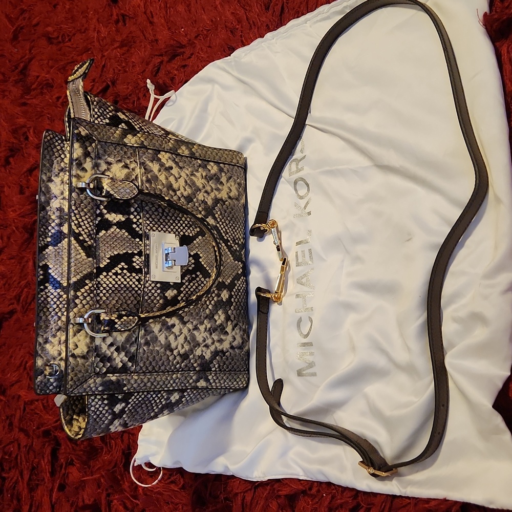 Gorgeous Michael Kors purse w/ side strap